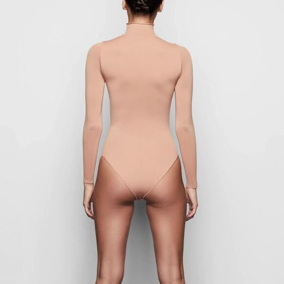 NWOT SKIMS Essential Mock Neck Long Sleeve Bodysuit Size S/M - Picture 3 of 6